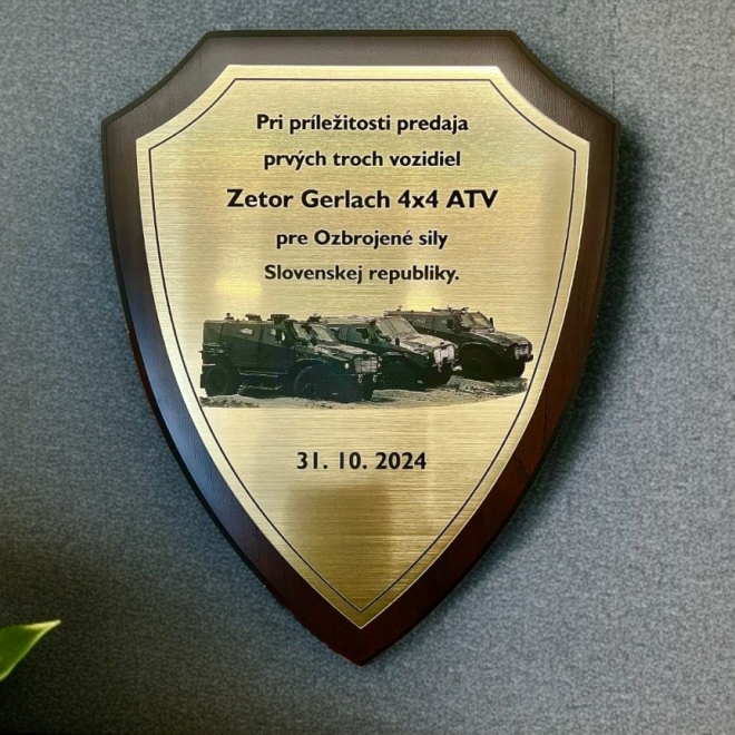 Schildförmige Plakette nach MASS