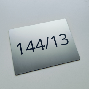 Schild mit gravierter Nummer — Hausnummernschild aus Kunststoff für Haus oder Zaun 20×15 cm