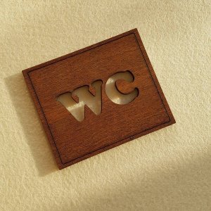 Schild mit Bezeichnung WC