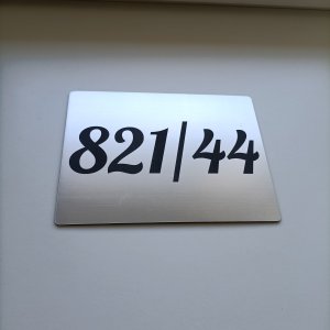 Schild mit gravierter Nummer — Hausnummernschild aus Kunststoff für Haus oder Zaun 20×15 cm